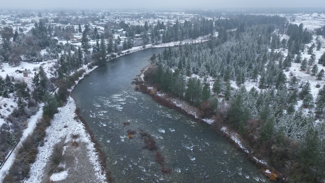 Ilmakuva lumesta ympäröimästä Spokane-joesta kylmänä talvena