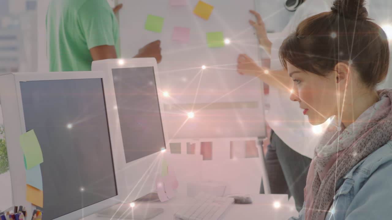 animación de la red de conexiones y senderos de luz sobre diversos empresarios