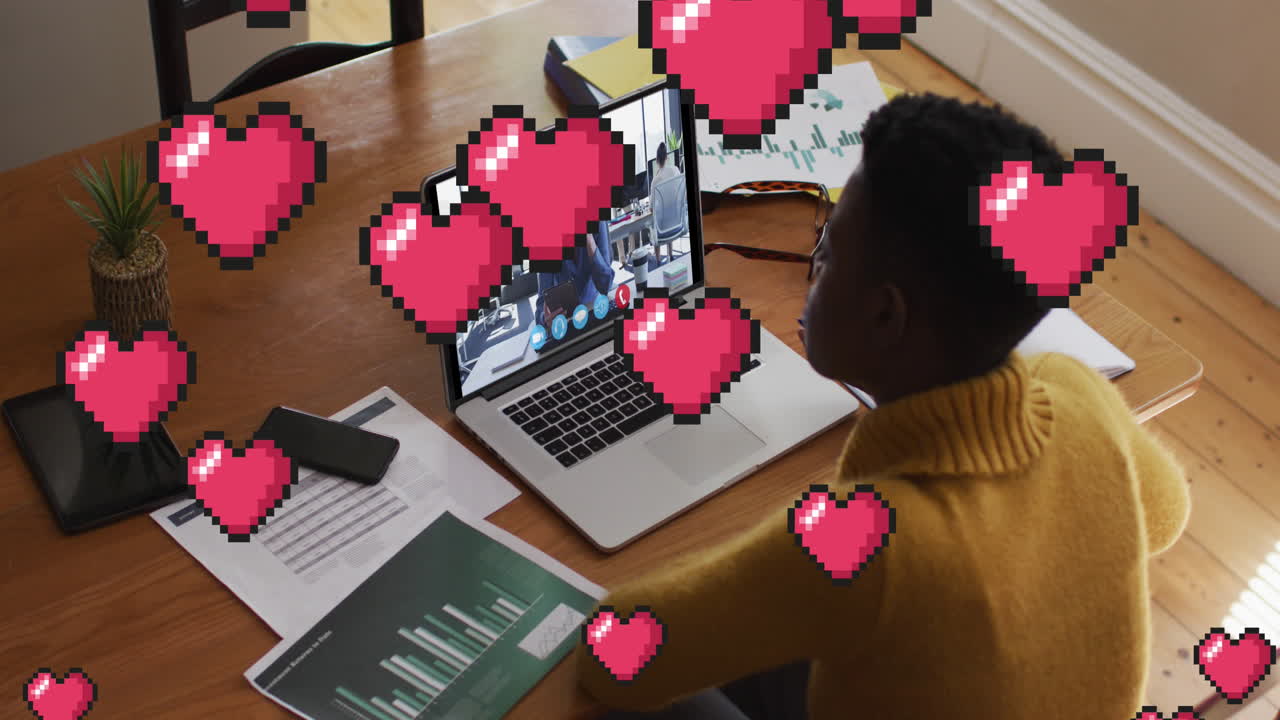 animación de iconos de corazón digital sobre mujer usando computadora portátil en videollamada