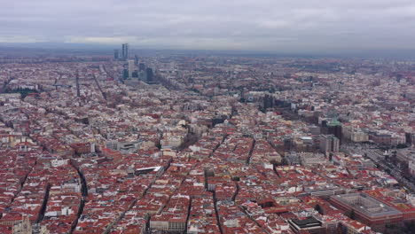 gran vista aérea del centro de negocios de madrid en el fondo un día nublado de invierno