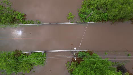 Überflutete-Brücke-Mit-Straße-Im-Flusswasser-Versunken,-Das-Nach-Einer-Klimakatastrophe-über-Die-Ufer-Tritt