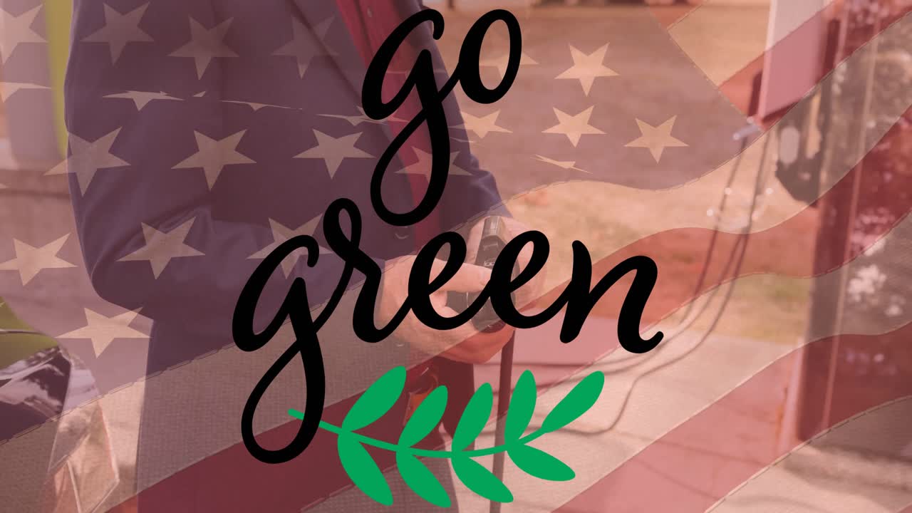 texto verde sobre la bandera de los estados unidos y hombre cargando coche eléctrico