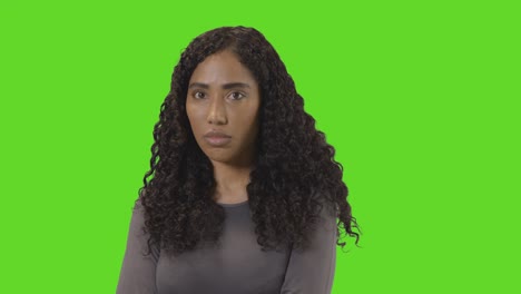 retrato de una mujer enojada contra la pantalla verde