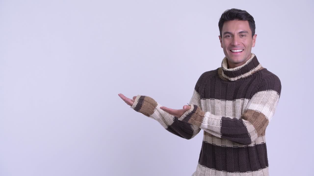 joven y guapo hombre hispano listo para el invierno