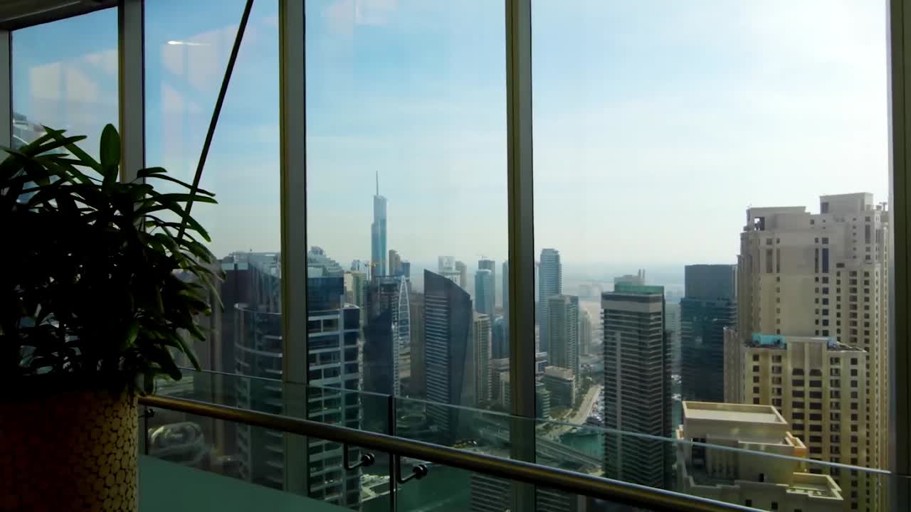 Vista de la ciudad de Dubái con rascacielos desde un edificio moderno