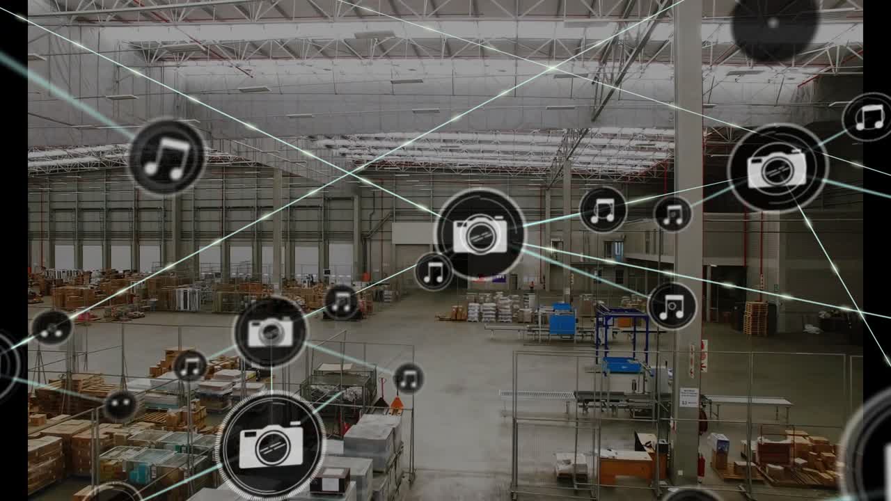 Área de almacenamiento de almacén mostrando un icono de cámara apareciendo, iconos de red multiplicándose y mapeando el inventario.