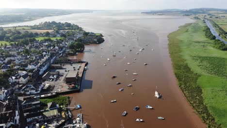 vista aérea panorâmica de veleiros ancorados no rio exe e topsham quay