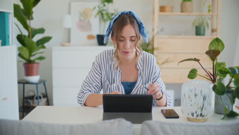 Mujer-Aprendiendo-En-Línea-Con-Tableta-En-Casa