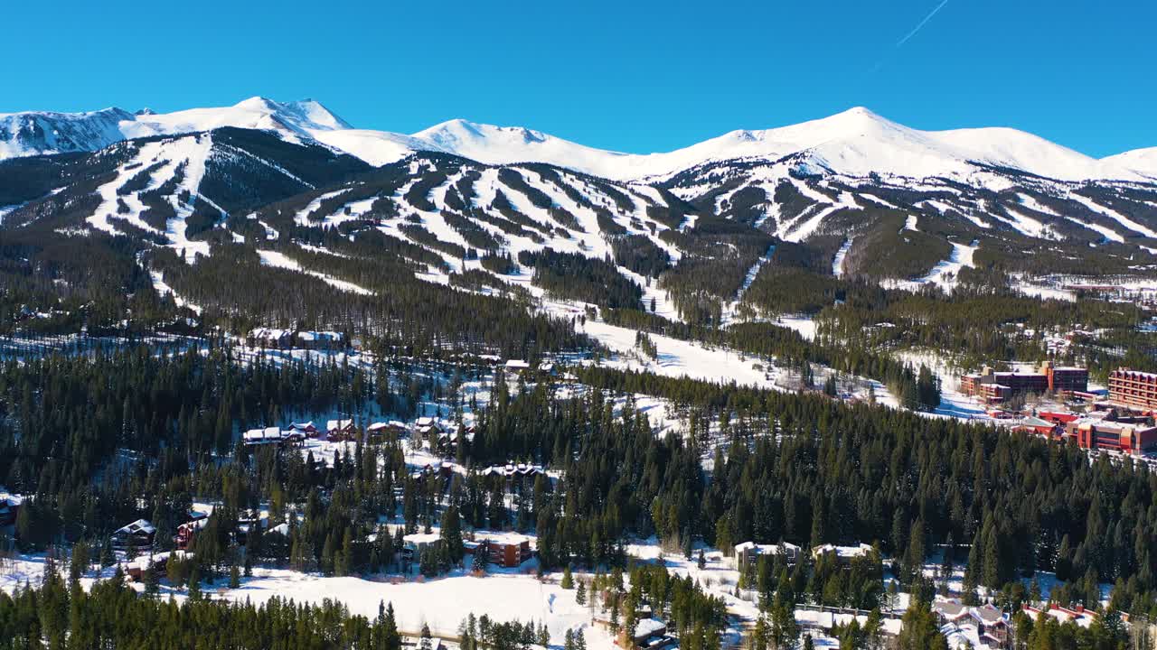 pistas de esquí en la cima de hermosas montañas cubiertas de nieve en polvo blanca