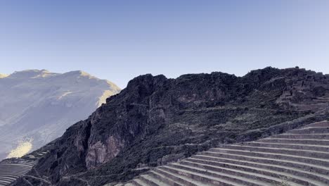 majestuoso paisaje montañoso al anochecer