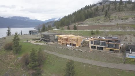 una toma aérea de un dron de una casa con vista a un lago en construcción
