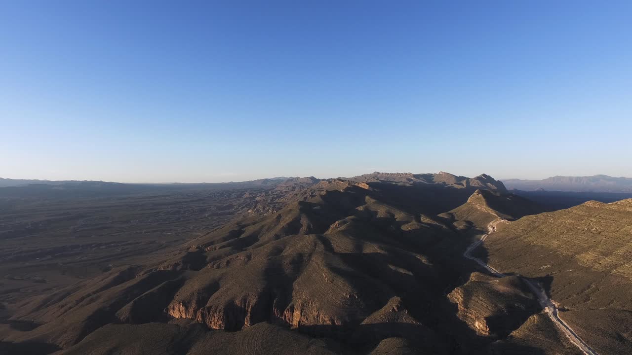 toma aérea de las montañas del parque nacional de peguin en chihuahua al atardecer