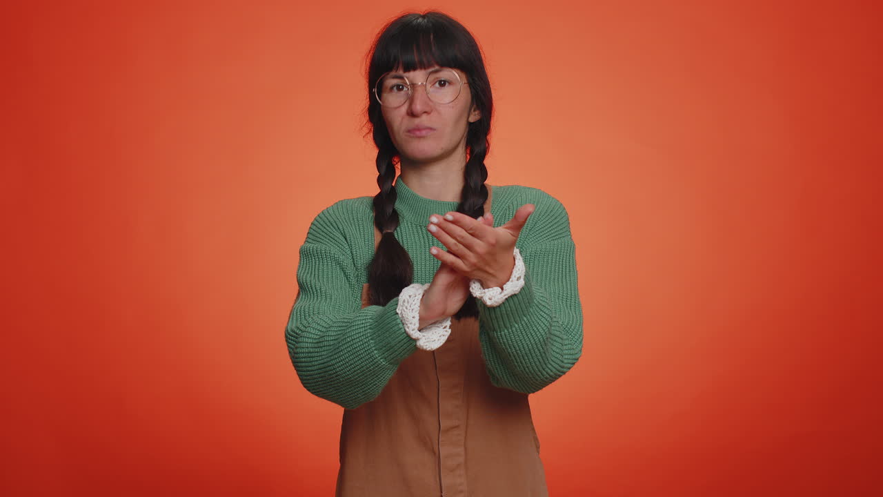 mujer turística elegante en suéter mostrando los pulgares hacia arriba y asintiendo con la cabeza en aprobación, buen trabajo exitoso