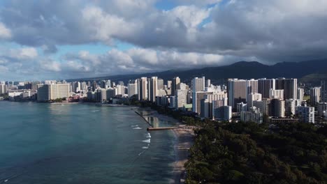 toma de dron de grúa cinematográfica de 4k de la totalidad de waikiki, incluida la playa y los hoteles, en la isla de oahu