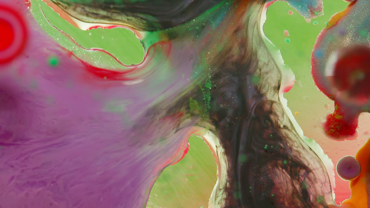 burbujas de tinta mezcladas con sustancia líquida de aceite, leche, jabón, pintura acrílica brillante en una superficie colorida
