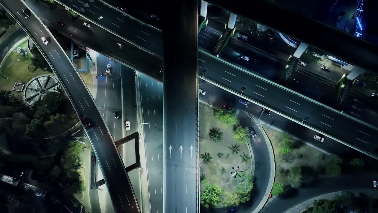 멕시코 산 제로니모 센터의 지역 전망과 함께 자동차로 비는 다리의 기울기