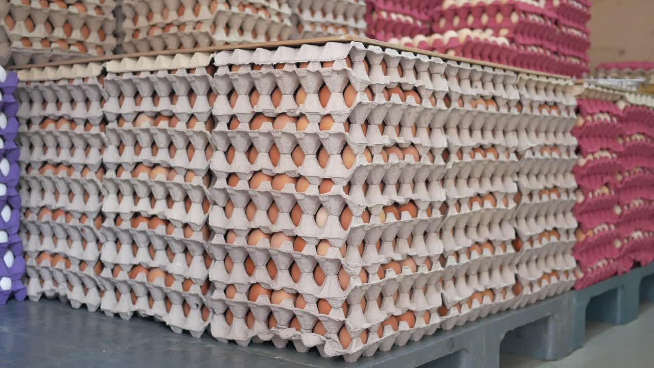 una pila de cartones de huevos en una tienda de comestibles