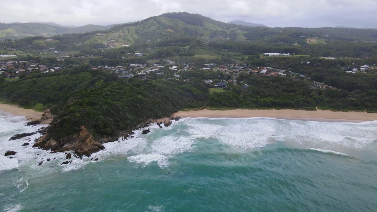 호주 뉴사우스웨일즈주 코프스 하버(coffs harbour)의 사파이어 해변 해안에 거품이 이는 파도가 있는 하얀 절벽 곶
