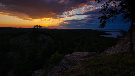 Lapso-De-Tiempo-De-Una-Brillante-Puesta-De-Sol-Dorada-Sobre-Los-Bosques-De-La-Península-Superior-De-Michigan,-Filmada-En-La-Línea-Costera-Del-Lago-Superior-En-4k