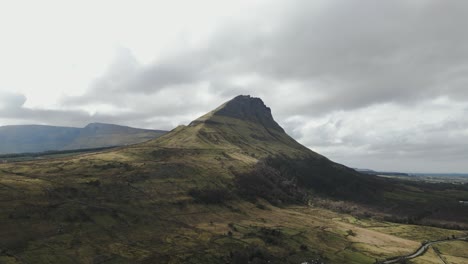 imágenes de drones cinematográficos en 4k en la montaña benwisken en co.