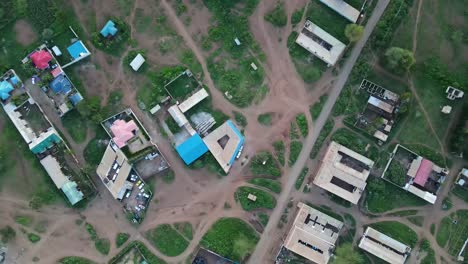 Vista-Aérea-Cercana-De-Los-Tejados-De-Edificios-Y-Tierras-De-Cultivo-En-Kimana,-Kenia
