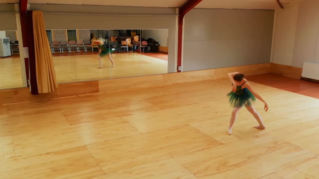 Balleriina harjoittelee balettia tanssistudiossa 4K