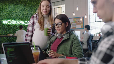 Jóvenes-Ingenieros-Que-Utilizan-Software-De-Codificación-De-Computadoras-Portátiles-Digitales.-Gerente-De-Equipo-Embarazada.-Mujer-Que-Comparte-Ideas-De-Diseño-Para-Colegas-Del-Proyecto-De-Aplicaciones-De-Comunicación-Que-Colaboran-En-La-Oficina.