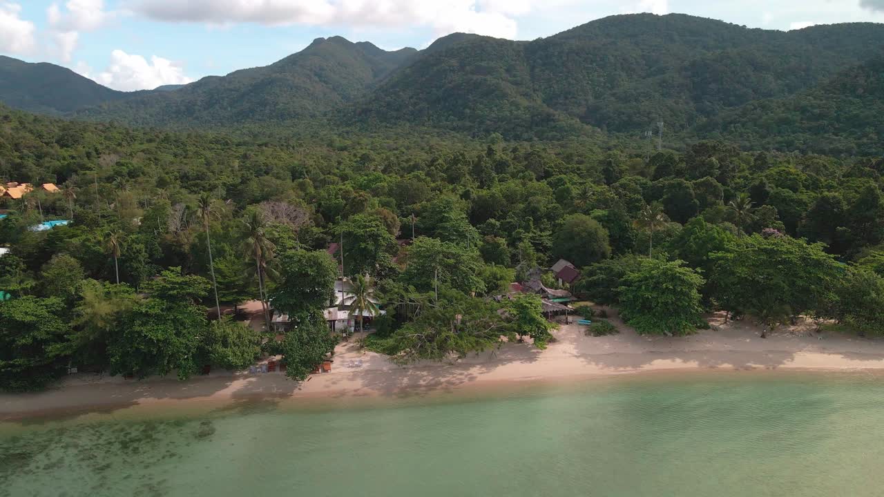 toma aérea de la playa klong koi en bang bao, koh chang, playa tropical tailandesa