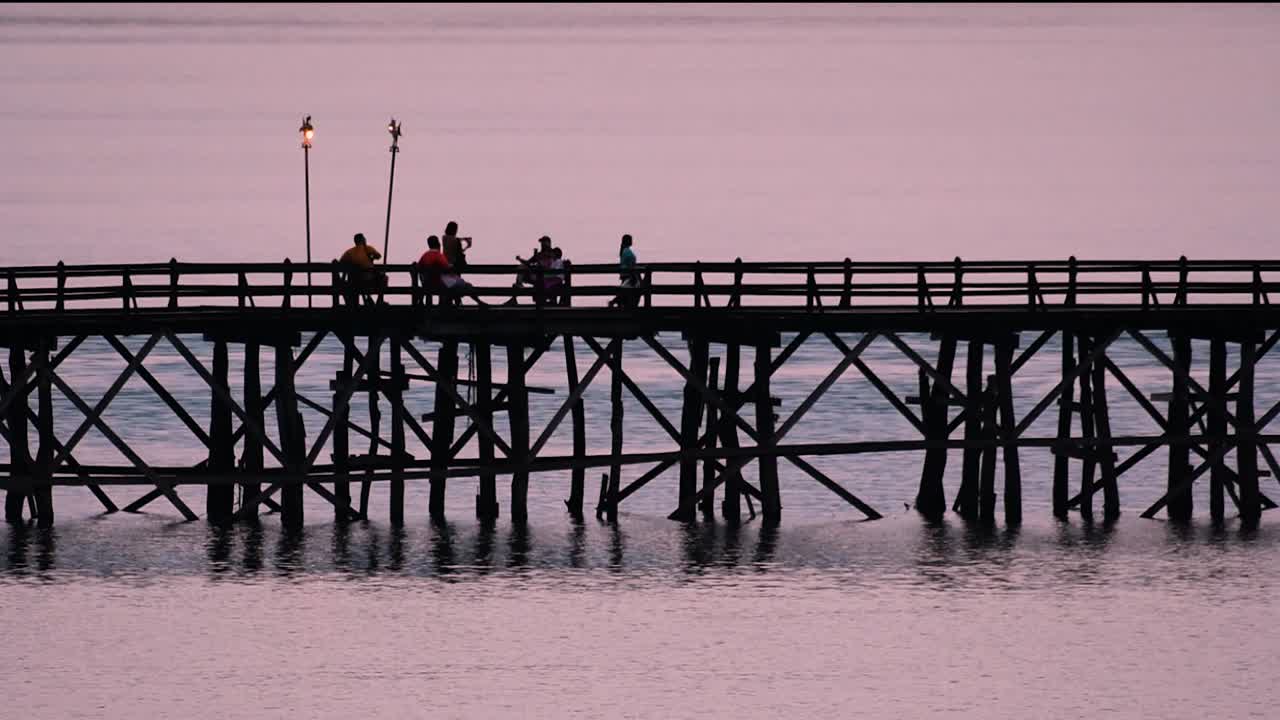 몬 다리는 태국 상클라에 위치한 오래된 목조 다리입니다.