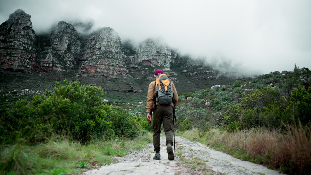un excursionista en un sendero de montaña