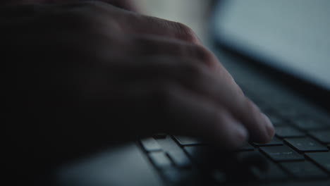 persona escribiendo en una computadora portátil