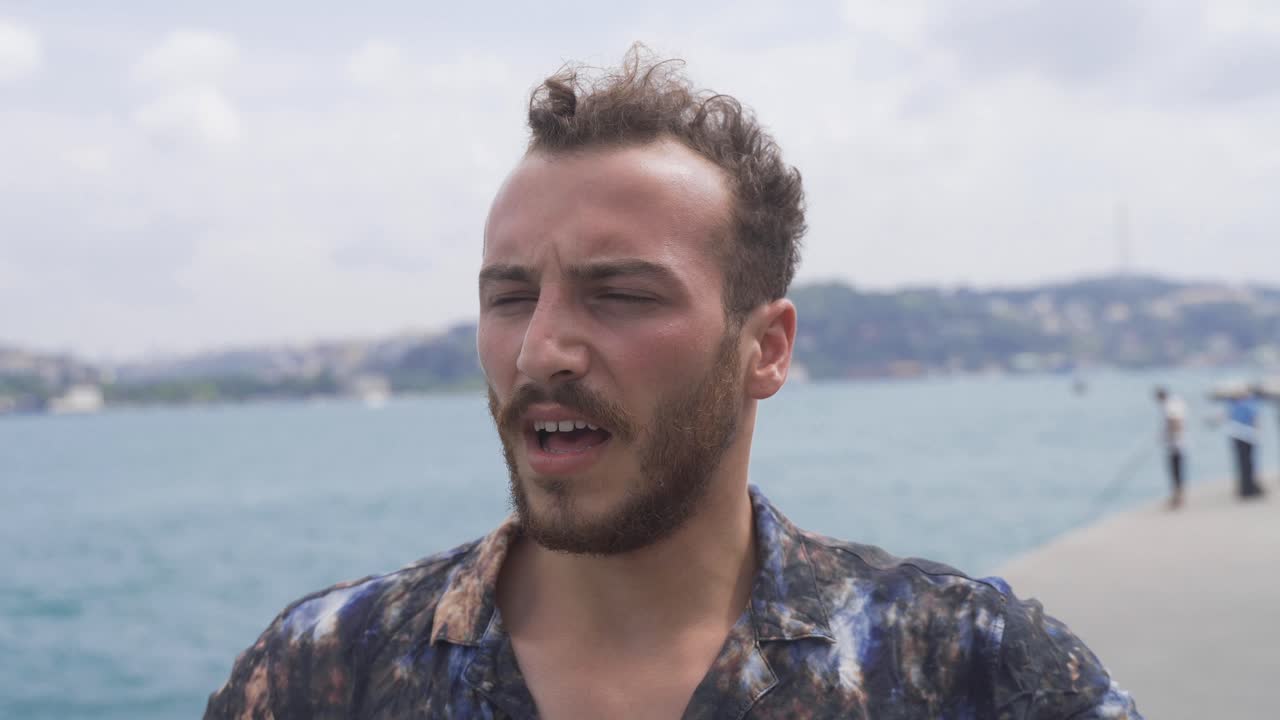 депрессивный подросток у моря.