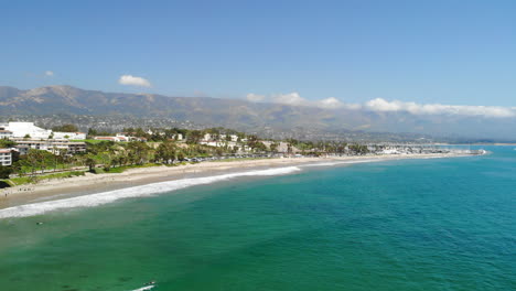 drone aéreo disparado sobre la arena blanca y el agua azul del océano de la playa leadbetter en santa bárbara, california