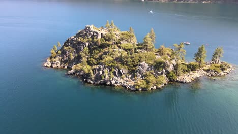 una foto de dron que se desvanece de la isla fannett