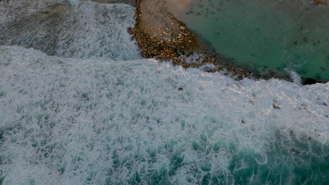 Vista da drone di onde che si infrangono su una spiaggia in Messico