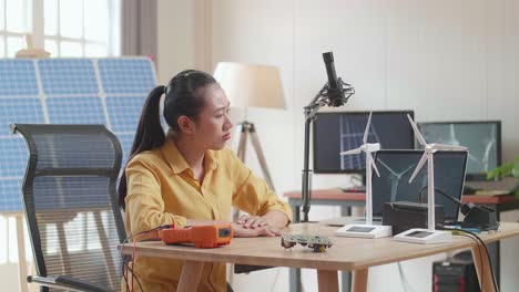 신재생 에너지 프로젝트에 집중하는 여성 엔지니어