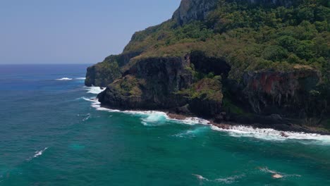 Toma-Aérea-De-Establecimiento-De-La-Costa-En-Samana-Con-Olas-Rompientes-Del-Mar-Caribe-A-La-Luz-Del-Sol-Y-Cielo-Azul---Vuelo-En-órbita