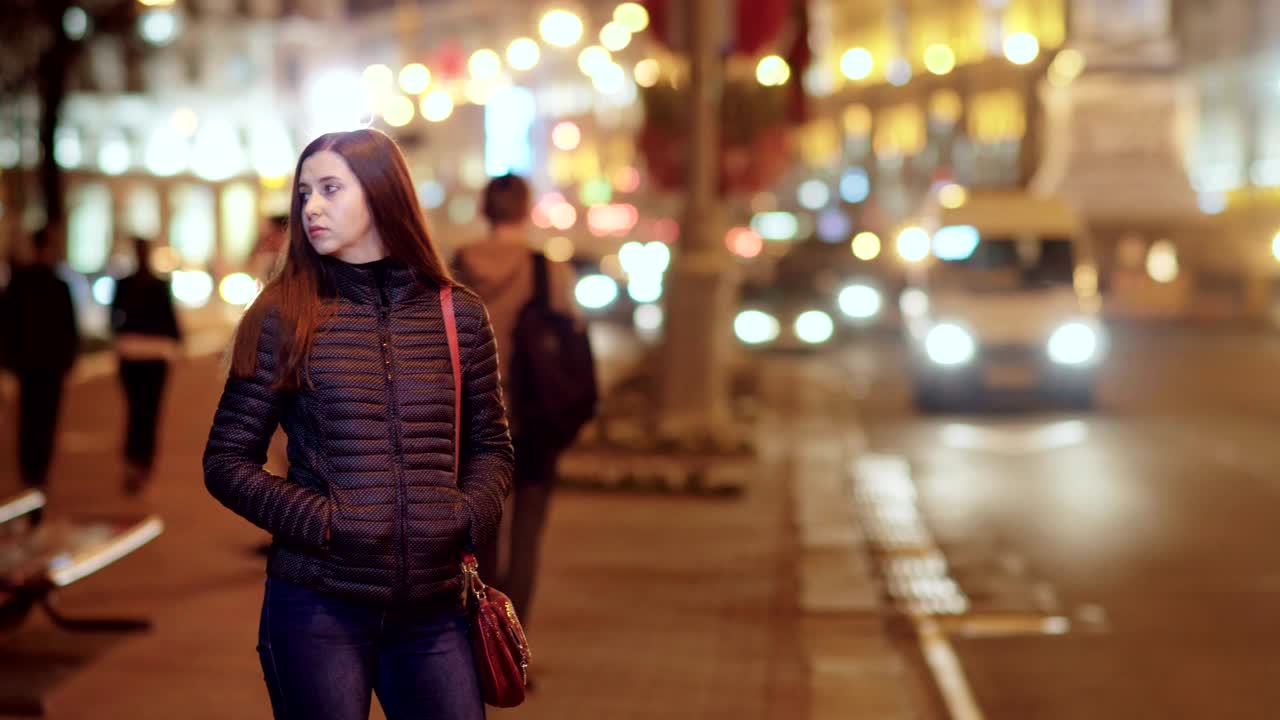 밤에 대도시에서 젊은 여성의 초상화입니다.