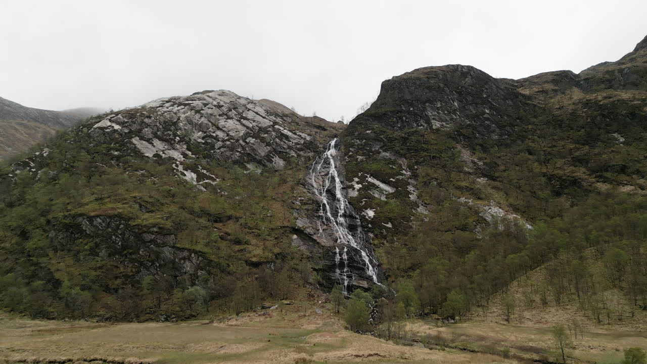 escocia caída de agua valle de montaña dron 4k