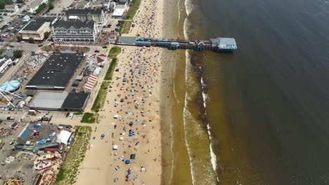 Drohnenaufnahme-Des-überfüllten-Old-Orchard-Beach-In-Maine-An-Einem-Sonnigen-Tag