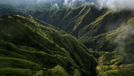 Anidados-Como-Santuarios-Secretos-Dentro-Del-áspero-Abrazo-De-Bali,-Los-Valles-Montañosos-Te-Invitan-A-Un-Reino-De-Sereno-Encanto