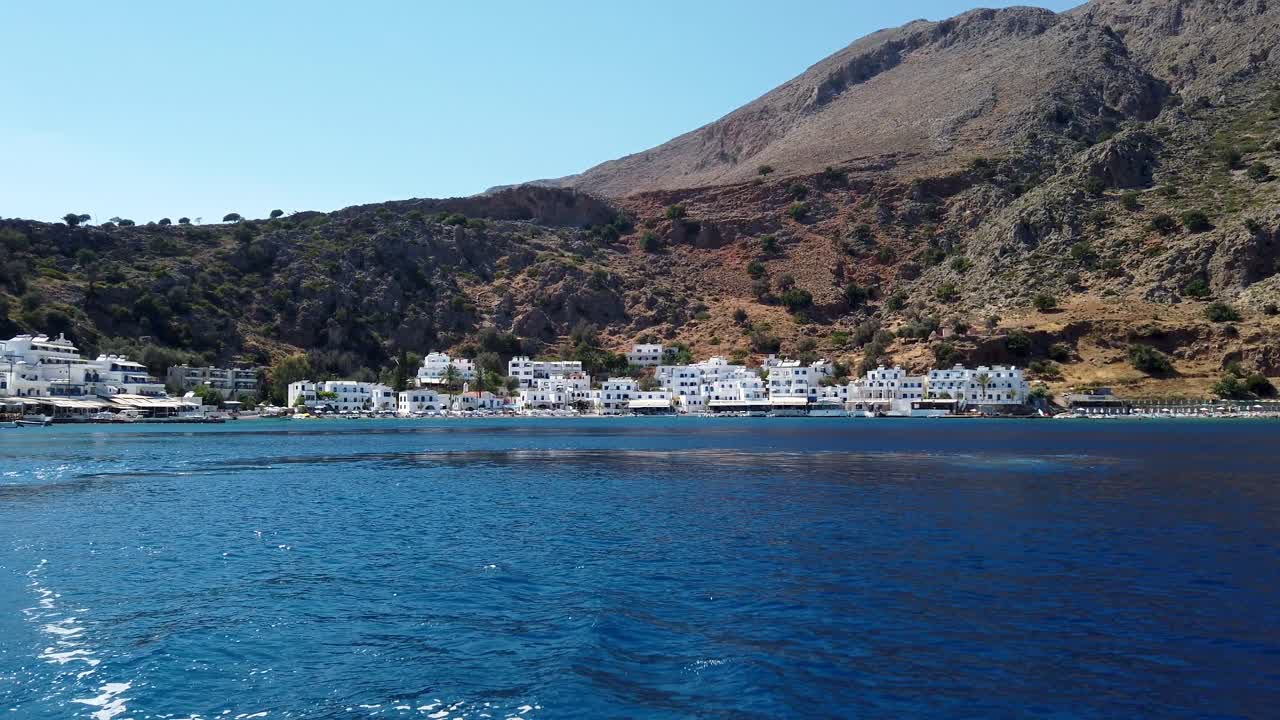 vista desde un barco que sale del pueblo cretense de loutro, famoso por sus casas encaladas y por estar incrustado en las montañas