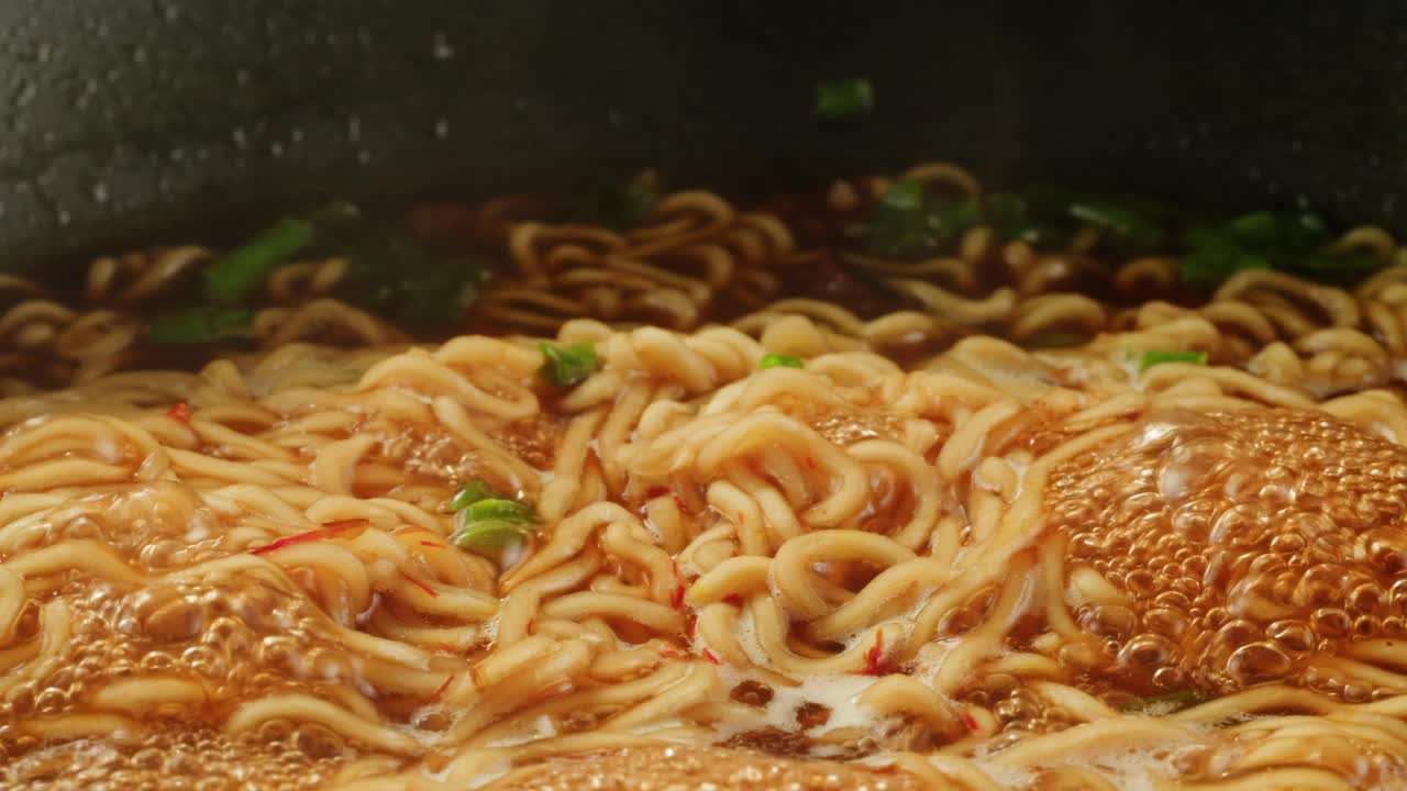 Instant Noodles Cooking