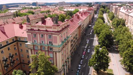 Hlavni-Trida-Straße-Poruba-Luftdrohne-Fliegt-Rückwärts-Stadt-Enthüllen-Wohnblöcke-Im-Stil-Des-Sozialistischen-Realismus