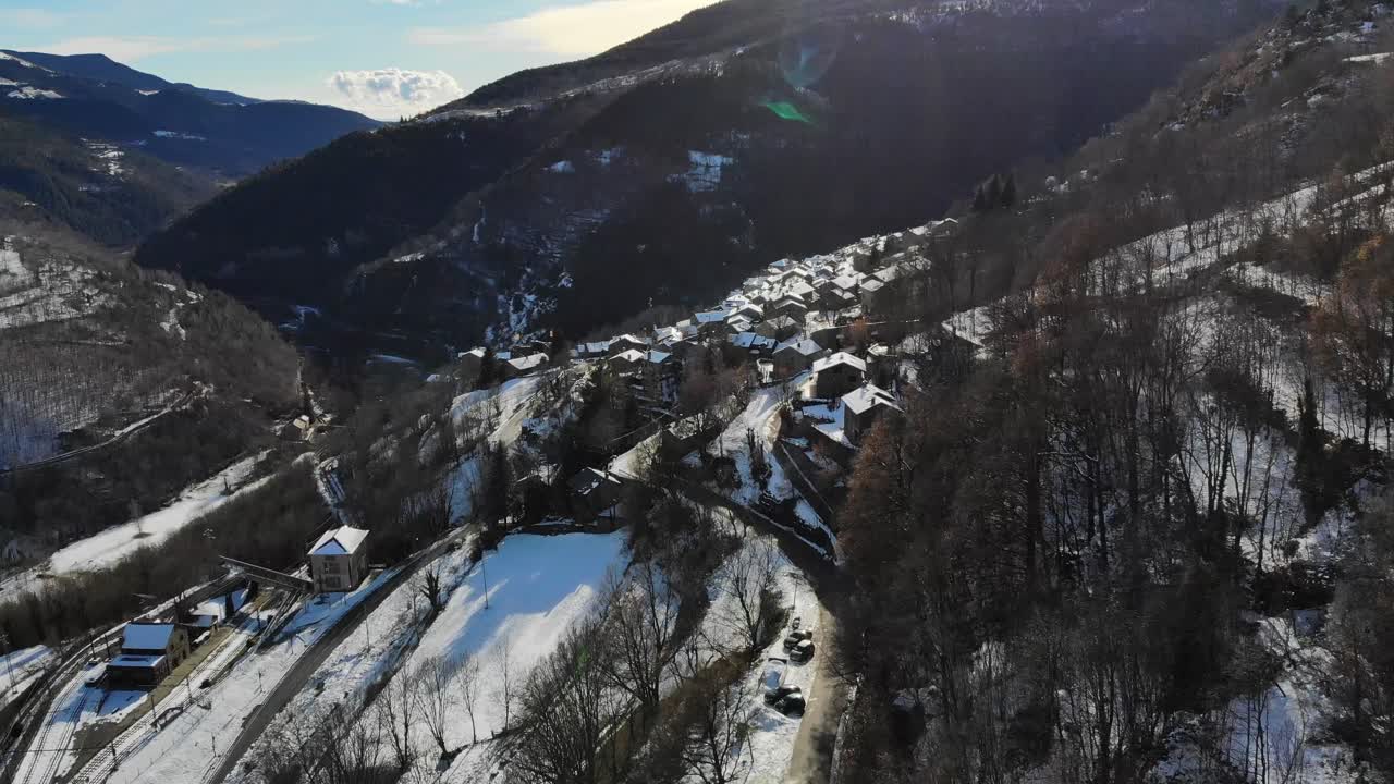 antena: pueblo nevado de montaña en la ladera de una montaña en los pirineos catalanes
