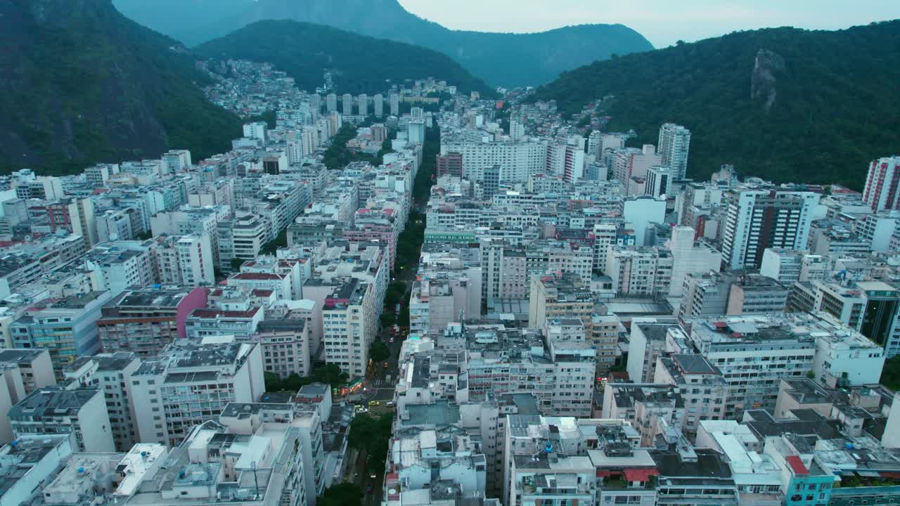 브라질 리오데자네이로 (rio de janeiro) 의 코파카바나 (copacabana) 동네에 있는 주거 건물 왼쪽에 있는 트럭이 지나간다.