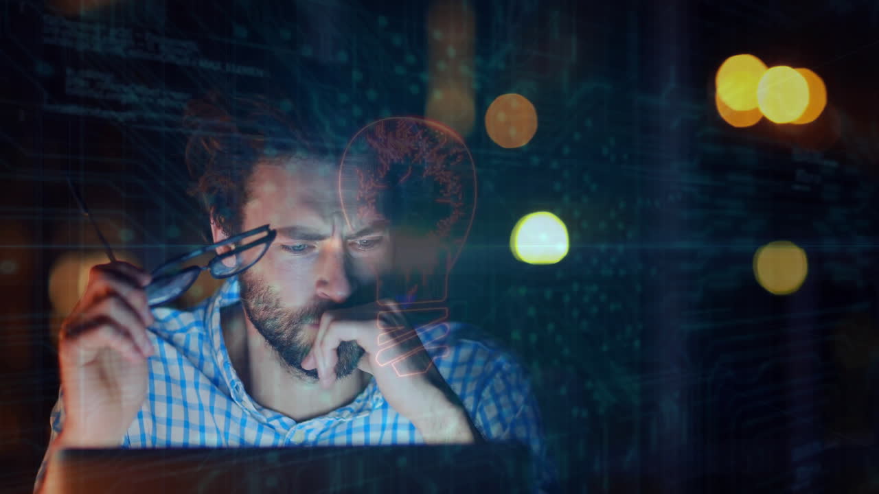 sosteniendo gafas y mirando la computadora portátil, hombre con barba sobre la animación de la bombilla