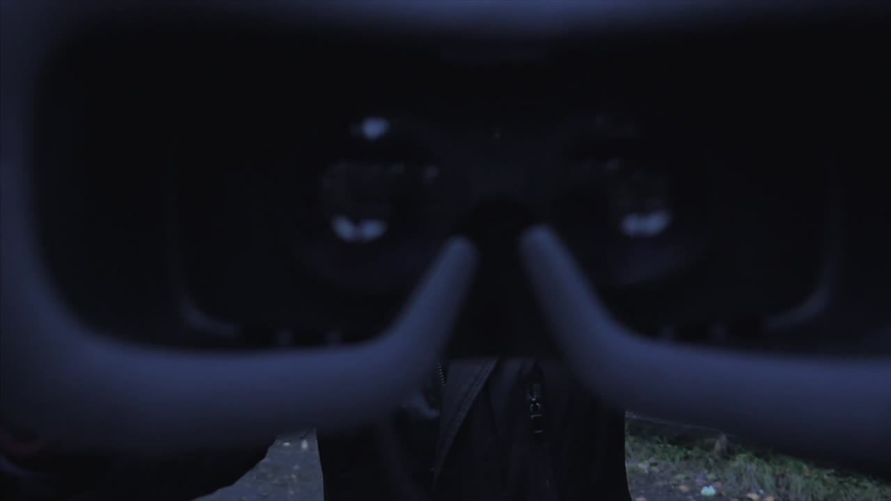 공원에서 vr 헤드을 착용한 십대