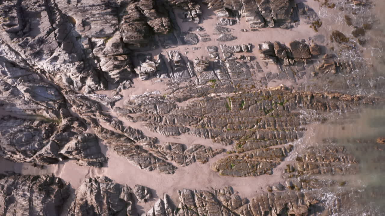 paso elevado aéreo de pizarra sedimentaria articulada - playa de arena a vista de pájaro