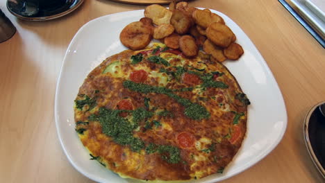 Omelette,-potato's-,-fries,-meal,-plate,-restaurant,-brunch,-lunch,-dinner,-nutrition,-food,-breakfast,-dish,-delicious-healthy-frittata,-vegetarian,-gastronomy